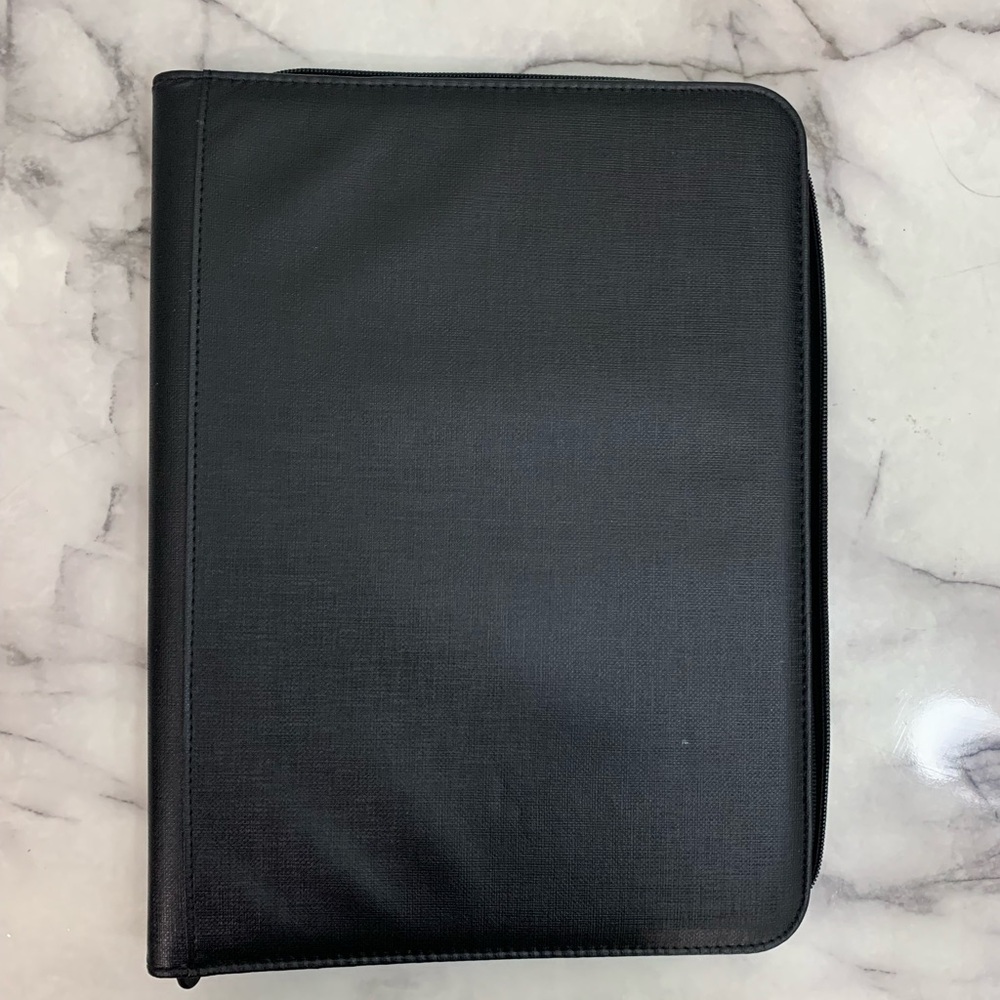 Black 9-pocket Trading Card binder with Zipper